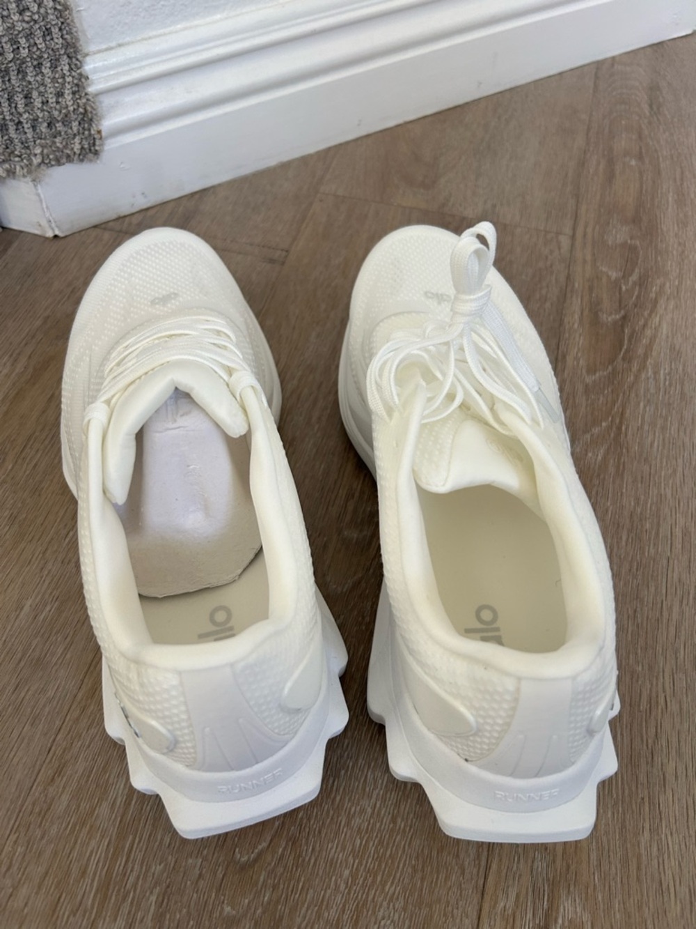 ALO Yoga Men’s Runner White Performance Sneakers, mens 9 - Picture 3 of 5
